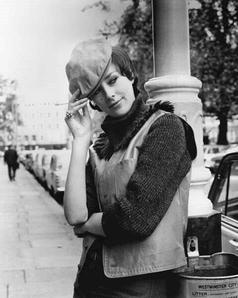 Сю Лойд приподнимает шапка, позира в Лондон за снимка 1965 г. Ipcress File 8x10 инча